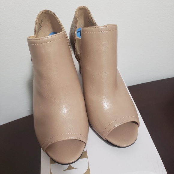 Sandals - Picture 3 of 3